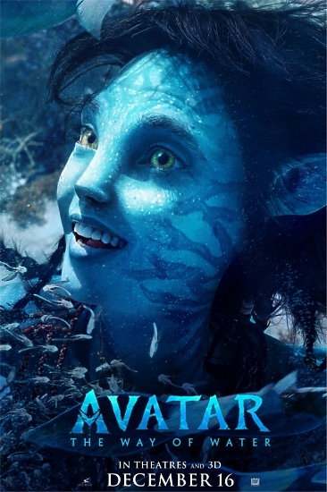 Постер кіносеріалу "Avatar: Шлях води" - Грейс Оґустін (Сігурі Уівер) у крупному плані.