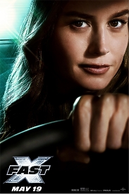Купити яскравий постер з акторкою Brie Larson з кіносеріалу "Форсаж 10" крупним планом за кермом