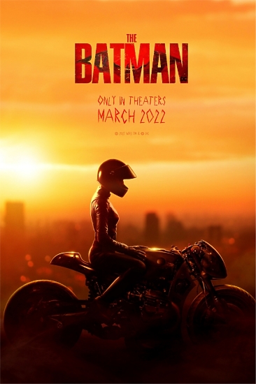 Яркий оранжевый постер фильма "Бэтмен" (Batman 2022) с девушкой Catwoman на мотоцикле в профиль - идеальный декор для вашего интерьера.